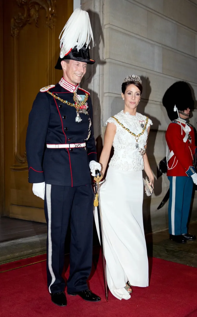 Marie je rekla danskoj novinskoj kući da njezinu kćer Athenu u &scaron;koli izruguju i maltretiraju nakon &scaron;to je odluka javno objavljena ranije ovog tjedna. "Ispituju Athenu 'jesi li ti ta koja vi&scaron;e nisi princeza", rekla je. Dodala je da su djeca stavljena u sredi&scaron;te pozornosti javnosti pa ih ima potrebu braniti. 