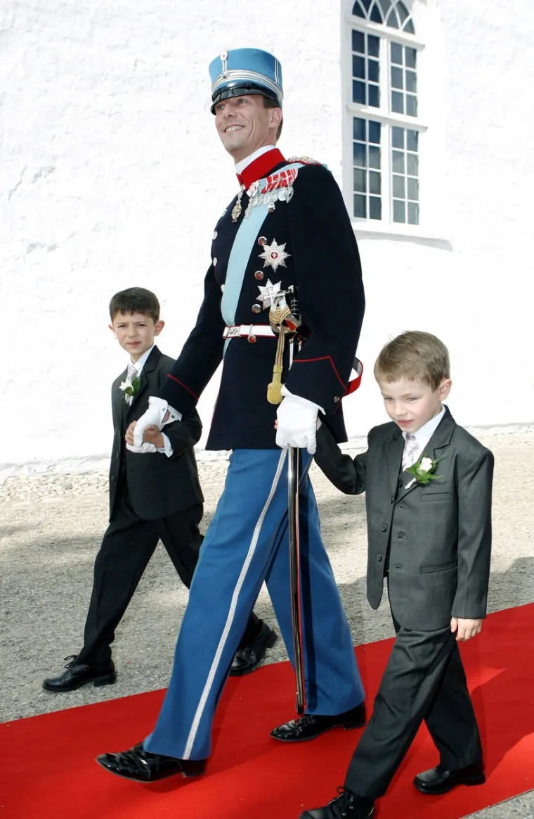 Joachim je pro&scaron;li tjedan rekao da je njegovoj djeci "uklonjen identitet" i upitao "za&scaron;to moraju biti kažnjeni na taj način". "Mogu reći da su moja djeca tužna. Moja djeca ne znaju na koju bi nogu stala. &Scaron;to bi trebali vjerovati. Za&scaron;to bi njihov identitet trebao biti uklonjen? Za&scaron;to moraju biti tako kažnjeni? Ne želim se baviti nagađanjima i blaćenjem", rekao je Joachim i dodao: "Govorim istinu... Dobio sam obavijest da moram u roku od pet dana reći djeci da će im na Novu godinu biti oduzet identitet."