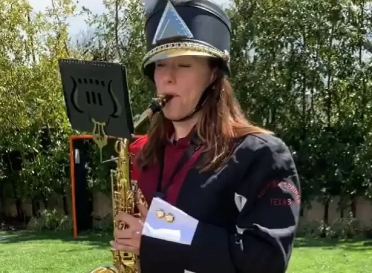Jennifer zna svirati saksofon.