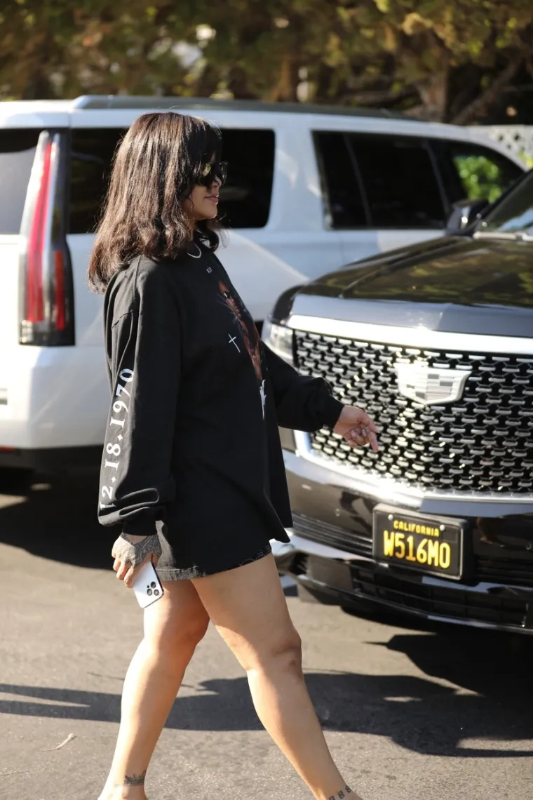 Rihanna ne mari za kilograme nakupljene u trudnoći, ponosno se skinula u kratke hlačice i gu&scaron;ta u životu