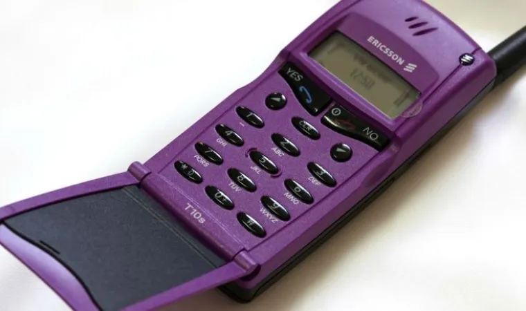 4. Ericsson T10: Stari Ericsson T10 iz 1998. godine, DualBand mobitel s vanjskom antenom, u dobrom stanju i ispravan, može doći do cca 2000 eura.