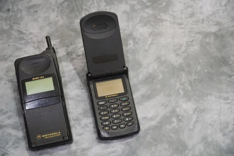 6. Motorola StarTAC iz 1996.: Jednako su poznati i Motorola telefoni, počevši od najpopularnijeg modela, StarTAC-a iz 1996. godine. Danas mu cijena prelazi 100 eura, a stariji (i u dobrom stanju) modeli vrijede najviše.