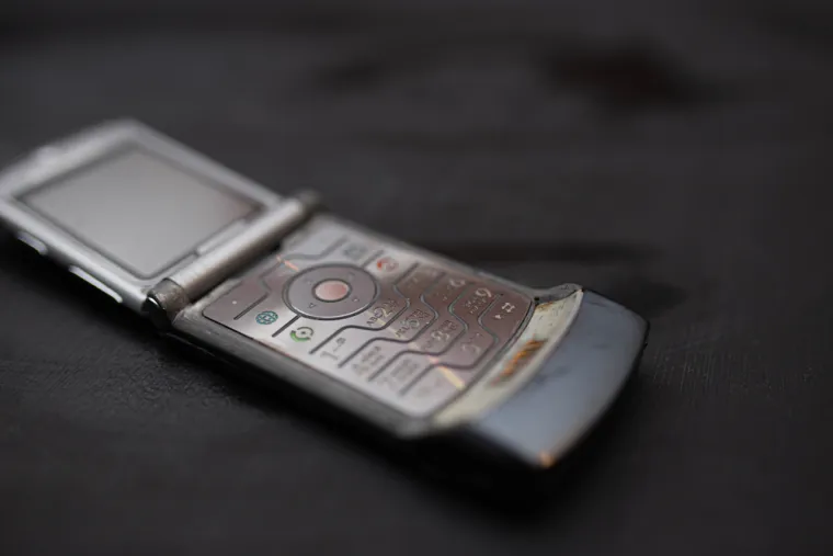 7. Motorola Razr V3: Nešto više možete zaraditi prodajom Motorole Razr V3 izašle 2004. godine, koja za kolekcionare može vrijediti i pedesetak eura. No, ona s potpisom D&amp;G zna vrijediti i više od 150 eura.