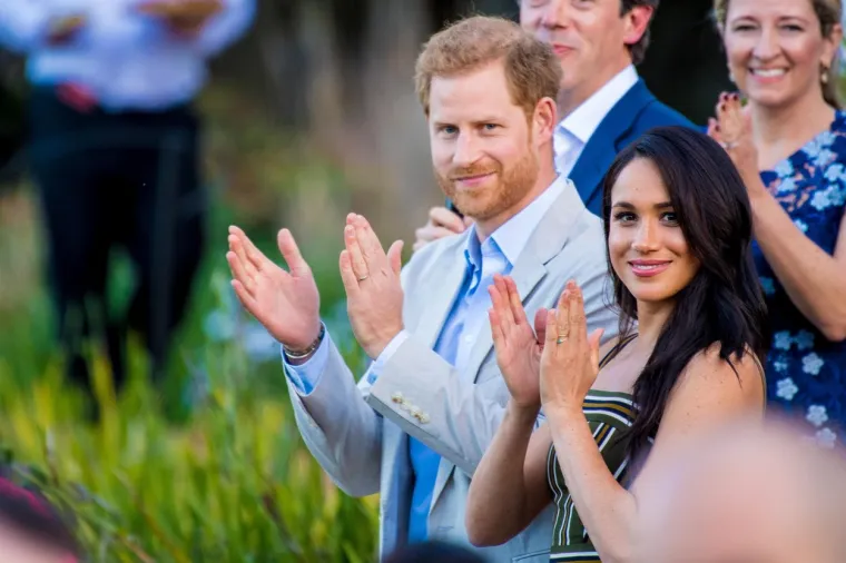 Prema drugom izvoru iz industrije, “Harry i Meghan su u panici pokušavajući ublažiti i jezik. Ali to je njihova priča, iz njihovih vlastitih usta.”