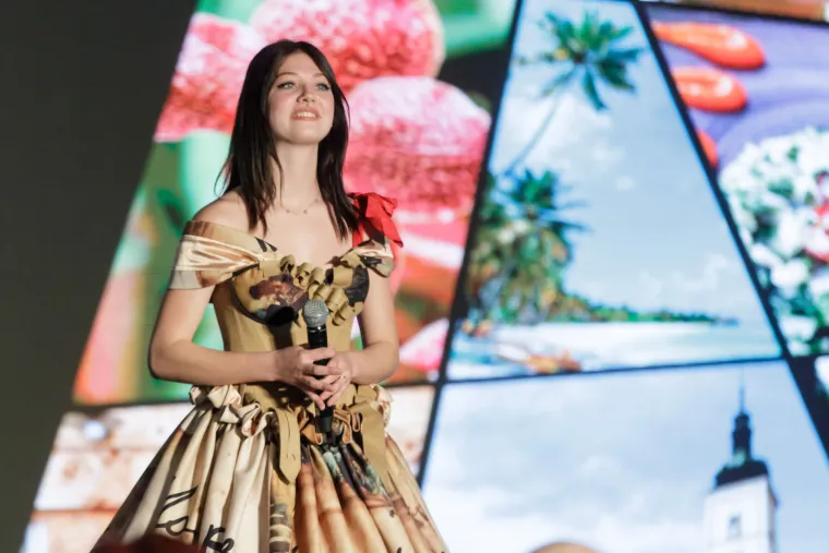 Čini se da pjevački talent u obitelji Negovetić nije nepoznanica. Naime, Mia ima mlađu sestru Lanu pokazuje zanimanje za klavijature i bubnjeve, a osim za pjevanje, pokazuje veliki talent u likovnoj umjetnosti.