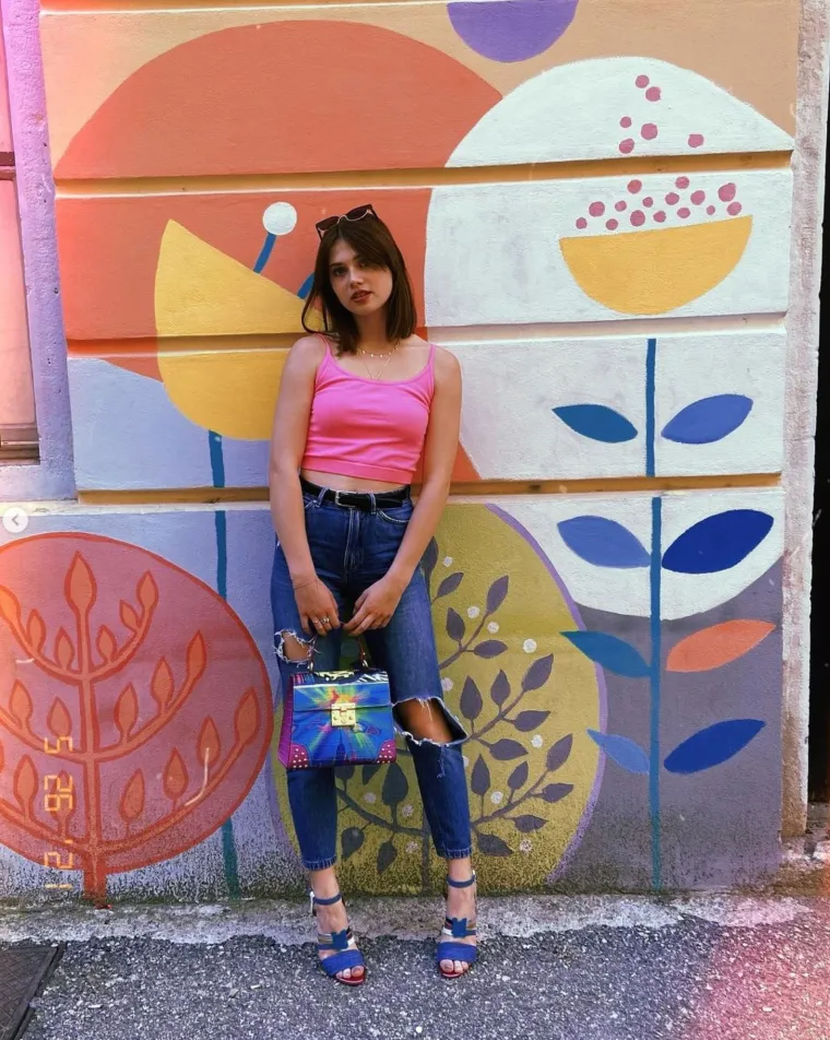 Iako Mia nije nikada pohađala glazbenu školu, pobijedila je na pjevačkom natjecanju u osnovnoj školi te se nakon toga, na nagovor profesorice glazbenog odgoja Maje Bolić, prijavila na Dječji mikrofon i odnijela pobjedu. Uslijedilo je sudjelovanje, ali i pobjeda u ZTC traži malu zvijezdu, a nakon toga Mia se 2015. godine prijavila i u RTL-ov glazbeni show Zvjezdice.