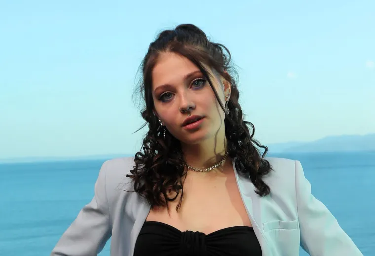 Za vrijeme održavanja Zvjezdica, u Opatiji ju je zapazila redateljica mimohoda Petra Radin koja ju je pozvala da svojim pjevačkim nastupom upriliči svečanost koja se održala u povodu 20. obljetnice Oluje u Zagrebu. Tu ponudu, dakako, nije odbila pa je tako u kolovozu 2015. godine na svečanom mimohodu povodom Dana pobjede otpjevala hrvatsku himnu. Tom je prilikom nosila majicu oslikanu vukovarskom golubicom, a na nogama je imala Startasice, tenisice koje je za tu prigodu vukovarsko Borovo posebno dizajniralo.