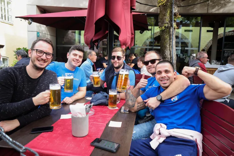 Navijači Dinama preplavili ulice prije ključne utakmice u Ligi prvaka, pogledajte prizore iz Salzburga