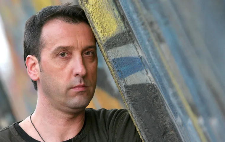 Brak su sklopili u Osijeku, a zatim su imali i vjerski obred u Sarajevu. Više je puta isticao kako je sretan u braku s Jasminom, a svoj privatni život želi zadržati što dalje od očiju javnosti. Pjevač je više puta istaknuo kako je tek s njom shvatio što je prava ljubav, a zbog nje već godinama živi na relaciji Sarajevo-München. 