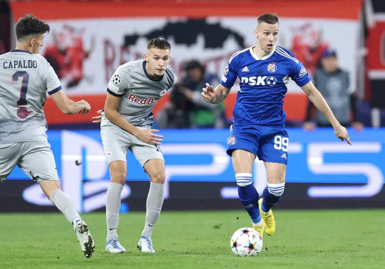 Jako je napeto, 'gine' se za svaku loptu. Pogledajte kako izgleda okr&scaron;aj Dinama i RB Salzburga u Austriji