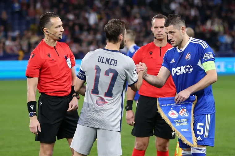 Jako je napeto, 'gine' se za svaku loptu. Pogledajte kako izgleda okr&scaron;aj Dinama i RB Salzburga u Austriji