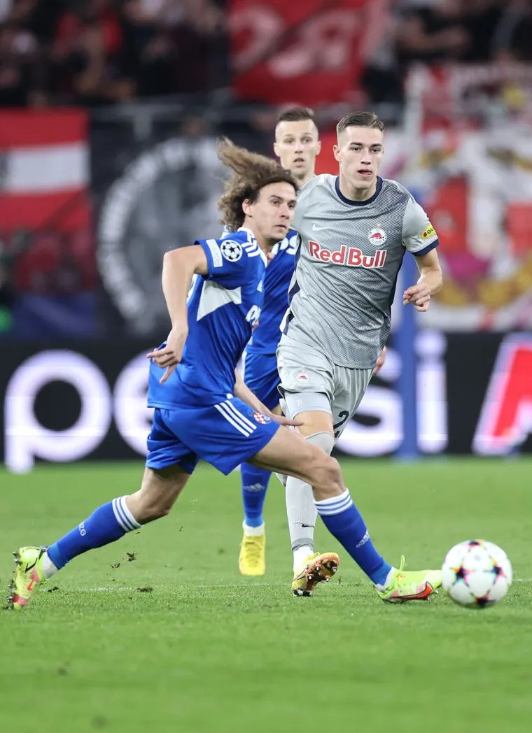 Jako je napeto, 'gine' se za svaku loptu. Pogledajte kako izgleda okr&scaron;aj Dinama i RB Salzburga u Austriji