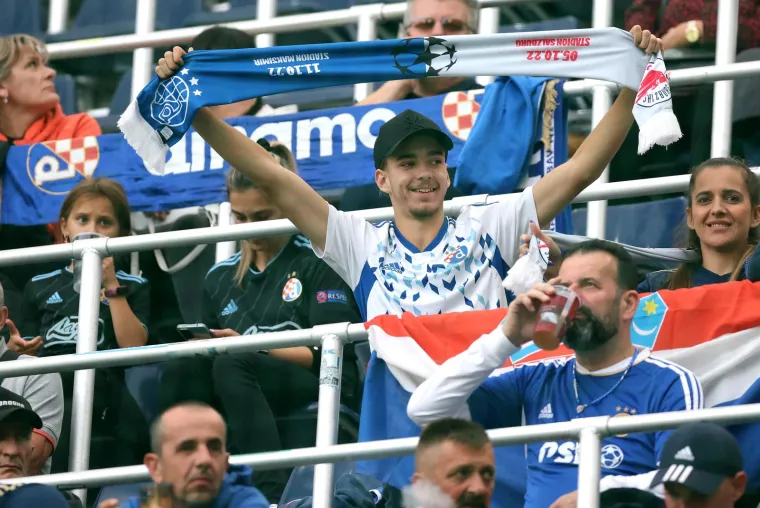 Jako je napeto, 'gine' se za svaku loptu. Pogledajte kako izgleda okr&scaron;aj Dinama i RB Salzburga u Austriji