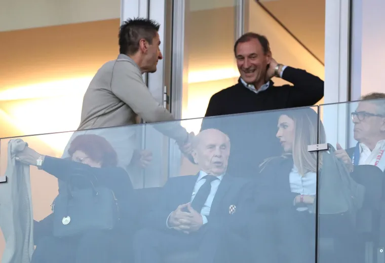 Zanimljiv prizor u svečanoj loži. Evo u čijem dru&scaron;tvu predsjednik Dinama gleda utakmicu protiv Salzburga