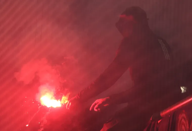 Bad Blue Boysi spektakularnom bakljadom zapalili Arenu u Salzburgu: Sve je bilo u dimu