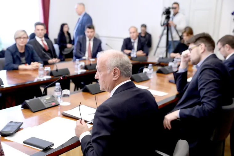 Povišeni tonovi, uvrede i cirkus na sjednici Odbora za Ustav. Bauk se ukrcao na taj vlak: 'Kršimo epidemiološke mjere'