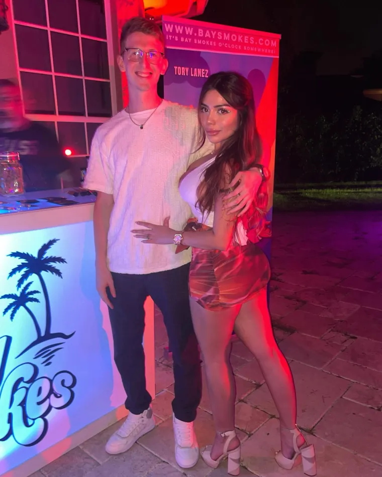 Will i Katiana upoznali su se prije četiri godine na dru&scaron;tvenim mrežama, odmah se upustili u vezu, a sebe opisuju kao kreatore komičnih sadržaja. 