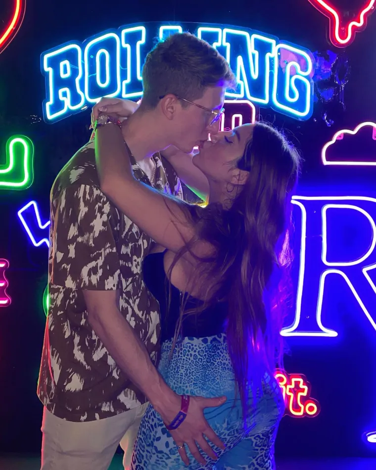 "On je moj seksi &scaron;treberski pastuh", opisala je svog dečka ta 19-godi&scaron;nja lijepa djevojka te naglasila da je Will silno "intelektualno stimulira".