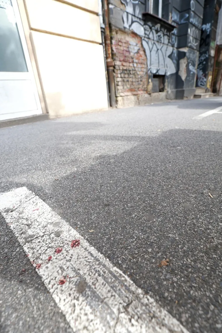 Krvavi tragovi ispred zgrade u Zagrebu gdje je pronađen ozlijeđen mladić. Policija razjasnila slučaj