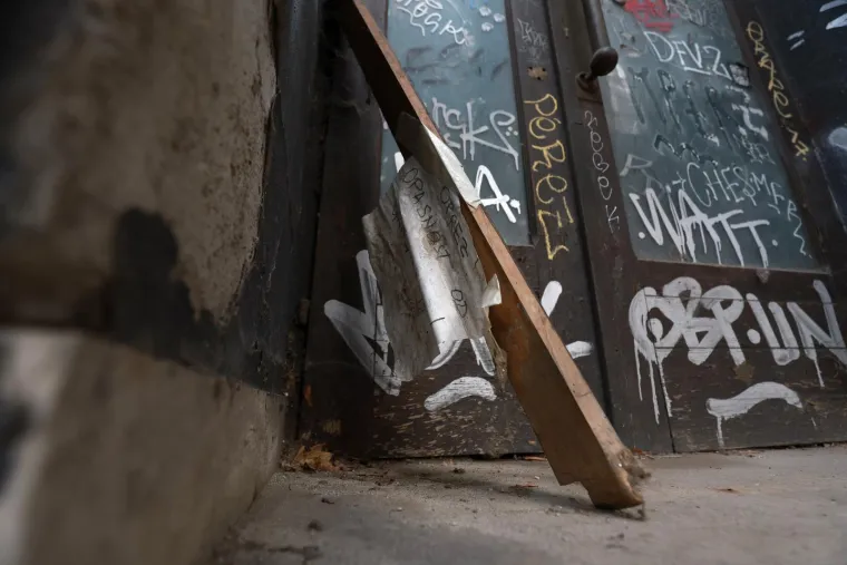 Krvavi tragovi ispred zgrade u Zagrebu gdje je pronađen ozlijeđen mladić. Policija razjasnila slučaj