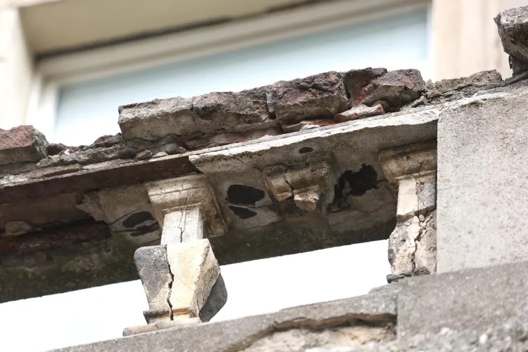 Krvavi tragovi ispred zgrade u Zagrebu gdje je pronađen ozlijeđen mladić. Policija razjasnila slučaj