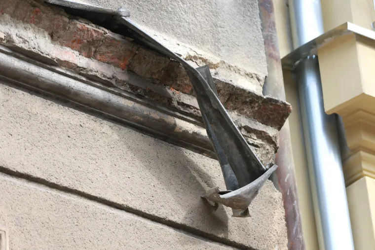 Krvavi tragovi ispred zgrade u Zagrebu gdje je pronađen ozlijeđen mladić. Policija razjasnila slučaj