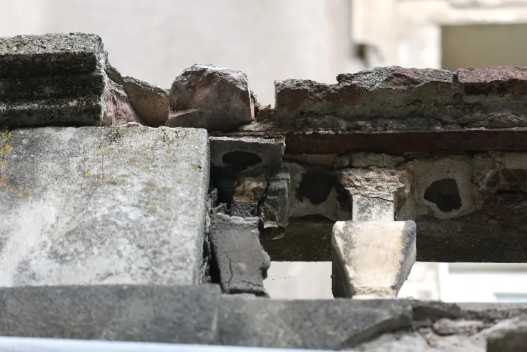 Krvavi tragovi ispred zgrade u Zagrebu gdje je pronađen ozlijeđen mladić. Policija razjasnila slučaj