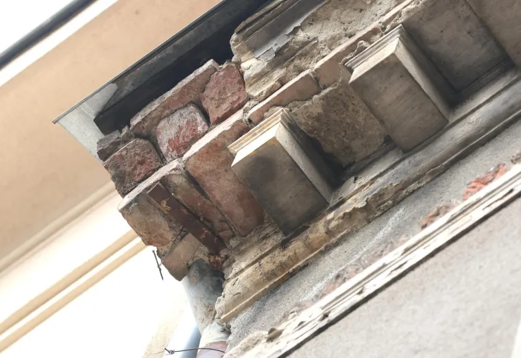 Krvavi tragovi ispred zgrade u Zagrebu gdje je pronađen ozlijeđen mladić. Policija razjasnila slučaj