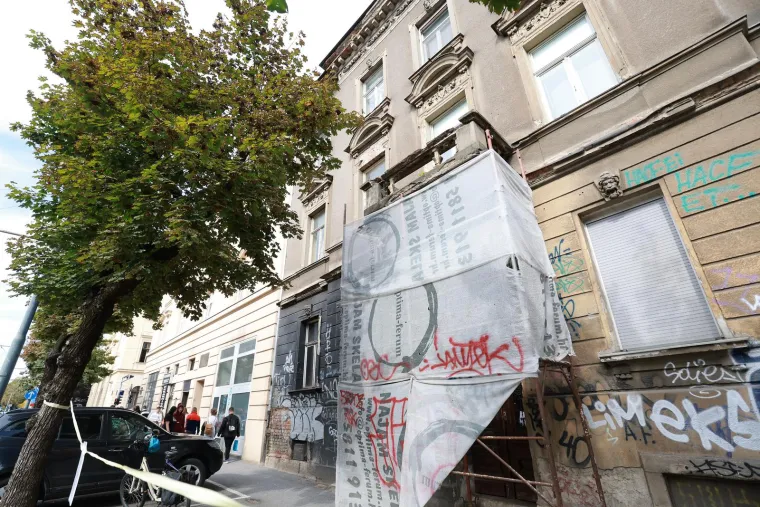 Krvavi tragovi ispred zgrade u Zagrebu gdje je pronađen ozlijeđen mladić. Policija razjasnila slučaj