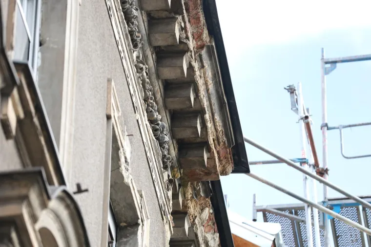 Krvavi tragovi ispred zgrade u Zagrebu gdje je pronađen ozlijeđen mladić. Policija razjasnila slučaj