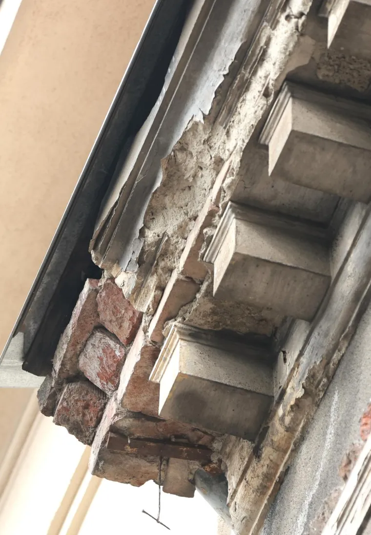 Krvavi tragovi ispred zgrade u Zagrebu gdje je pronađen ozlijeđen mladić. Policija razjasnila slučaj