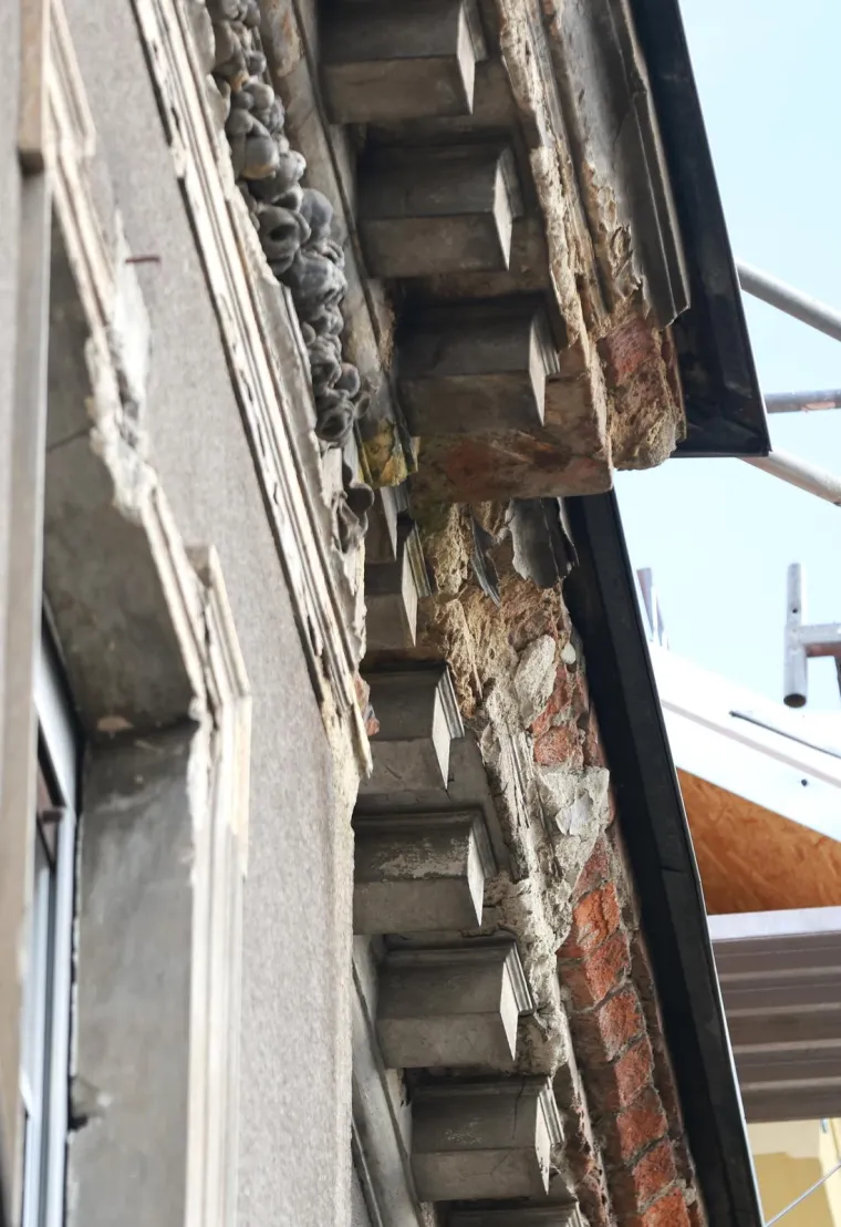 Krvavi tragovi ispred zgrade u Zagrebu gdje je pronađen ozlijeđen mladić. Policija razjasnila slučaj