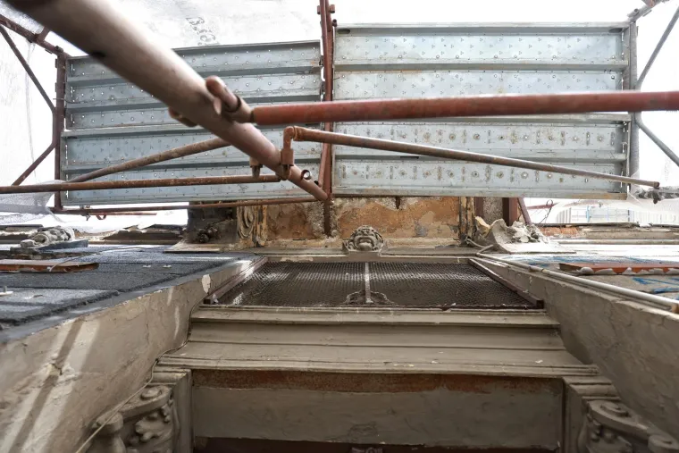 Krvavi tragovi ispred zgrade u Zagrebu gdje je pronađen ozlijeđen mladić. Policija razjasnila slučaj