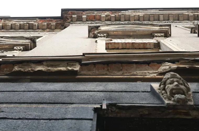 Krvavi tragovi ispred zgrade u Zagrebu gdje je pronađen ozlijeđen mladić. Policija razjasnila slučaj