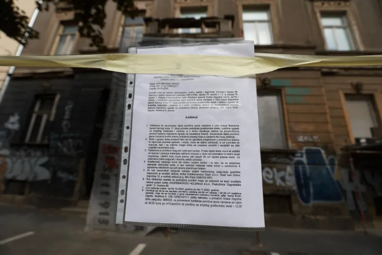 Krvavi tragovi ispred zgrade u Zagrebu gdje je pronađen ozlijeđen mladić. Policija razjasnila slučaj