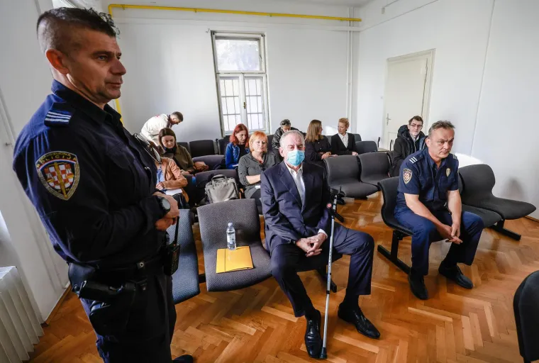 Ovako je Ivo Sanader  izgledao na vrhuncu moći prije 20-ak godina. Danas se pojavio na sudu, iznenadit ćete se kad ga vidite