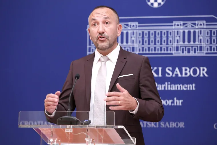 U medijima se ne vidi histerija pa čak i golema mržnja koja se stvara u Srbiji i licemjerje srpske politike koja poku&scaron;ava sjediti na dvije stolice. Poku&scaron;avaju uskoro biti punopravna članica EU, a, s druge strane, stalno koketiraju sa zločinačkom ruskom politikom, koja danas doslovno provodi genocid u nama prijateljskoj Ukrajini, kazao je Zekanović na konferenciji za novinare.