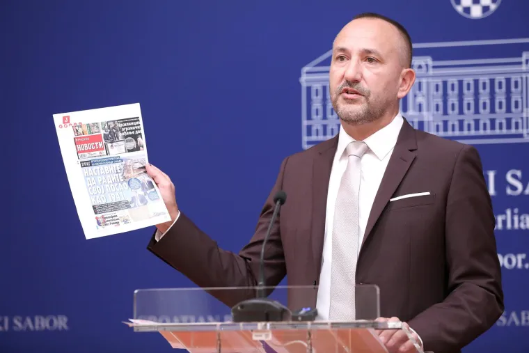 
Vjeruje, kaže, da svi znaju tko su Aleksandar Vučić, njegov ministar Vulin. "Nadam da će se, bez obzira na iznimno žestoku retoriku iz Srbije, ostati na tragu onog &scaron;to je predsjednik Vlade rekao u Pragu, a to je da je Hrvatska suverena država i da su zahtjevi i prijedlozi koje je dao Andrej Plenković itekako logični. Žao mi je &scaron;to se u EU ne spominje, a možda Ur&scaron;a von der Leyen zna o čemu se radi - Aleksandar Vučić je jedini državnik danas u Europi koji je prije nekoliko desetljeća imao uniformu jedne zločinačke, agresorske vojske i koji je bio u četničkom pokretu, prijetio Hrvatskoj, BiH i sudjelovao u agresiji na te dvije suverene i nezavisne države", poručio je.