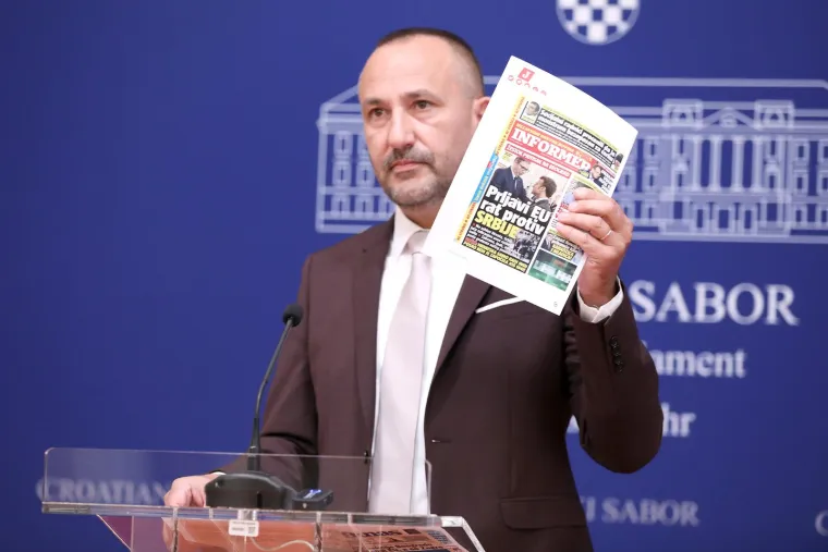 Razmahao se s novinama na ćirilici, ulizivao Plenkoviću, napadao Vučića, a onda je napravio neviđeni gaf: Pogledajte kako je nazvao premijera