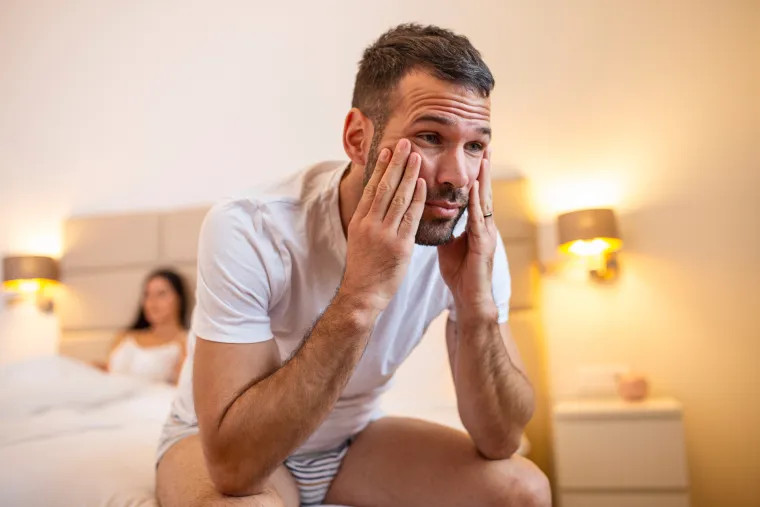 Seksualna disfunkcija: Jedna od poteškoća s kojom se suočavaju ovisnici o pornografiji je utjecaj koji ona može imati na njihovo seksualno funkcioniranje. Budući da je pornografija tako vizualno stimulativna, uzbuđenje sa stvarnom osobom možda nažalost nije tako uzbudljivo. Liječnik Hood je rekao: “Pornografija pokreće sve odjednom. Dok se sa stvarnom osobom morate nositi s njezinim emocijama i željama, počnete osjećati seksualnu disfunkciju jer očekujete fantaziju, koju na kraju niste dobili. Neke žene uživaju u pornografiji, ali ona je uglavnom namijenjena muškom užitku. To može biti problem za muškarce jer moraju naučiti kako se seksati sa stvarnom osobom, što je drugačije od gledanja seksa na ekranu.&quot;