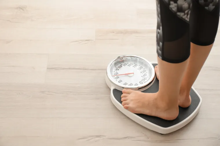 Ovo je simptom koji je tipičan za dijabetes tipa 1, kada se metabolizam brzo gasi. To se događa zato što nova energija ne dolazi u stanice, a tijelo misli da gladujete pa razbija proteine ne bi li osigurali neophodnu energiju. To dovodi do topljenja mišićne mase i iznenadnog gubitka kilograma, piše Telegraf. 