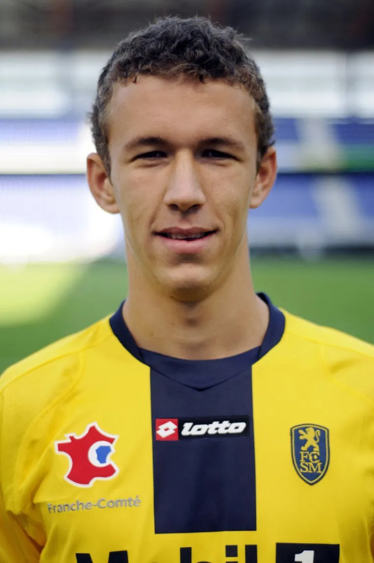 Davne 2006. godine Perišić je bio najbolji mladi igrač Hajduka, a Poljud su opsjedali skauti europskih velikana poput Ajaxa, Andrelechta, HSV-a i PSV-a vrebajući trenutak da tada kaotičnom splitskom klubu otmu velikog talenta. 
Ipak najspretniji je bio francuski Sochaux koji Perišića dovodi već tog ljeta, a Ivanova inozemna karijera započinje prije no što je postao punoljetan. Malo je poznato da je Hajduk za njega dobio tek 360 tisuća eura. Mladi se Perišić u prvoj svojoj sezoni baš nije usrećio u Francuskoj. Jednostavno se nije uspio nametnuti te nije upisao niti jedan nastup, a iduće godine postaje jasno da će morati potražiti novu sredinu.