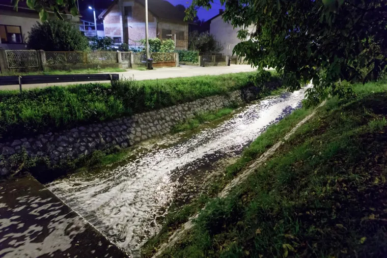 Potok Vrapčak u Zagrebu je pun pjene i mrtvih riba: 'Očito se radi o nečemu otrovnom. Bojim se da nešto od toga ne završi u vodovodu'