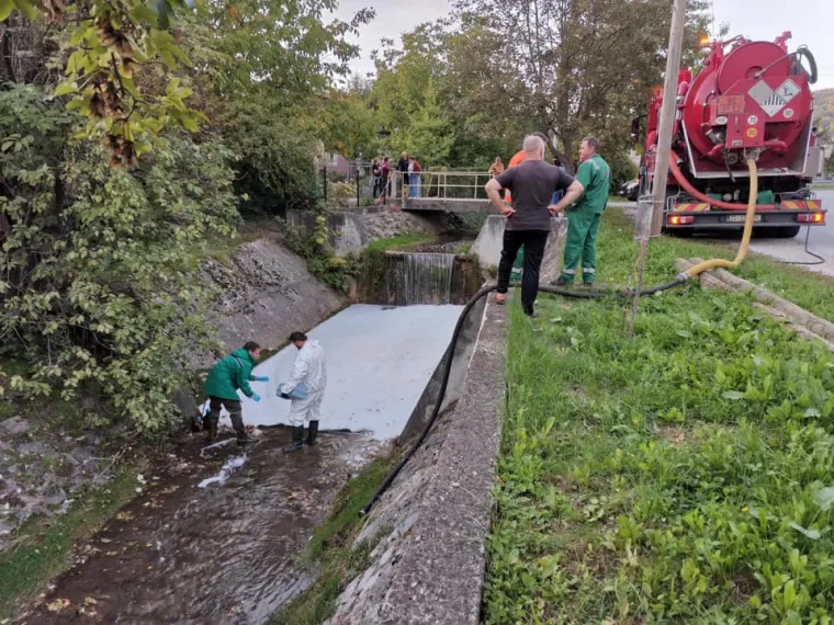 Pogledajte kako je sinoć izgledao potok u Vrapču koji je prekrila gusta pjena. Isplivale su i mrtve ribe