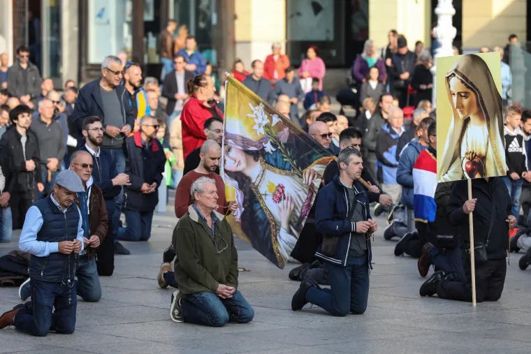 Muškarci kleknuli na zagrebačkom trgu i molili krunicu za čednost u odijevanju i prestanak seksa prije braka