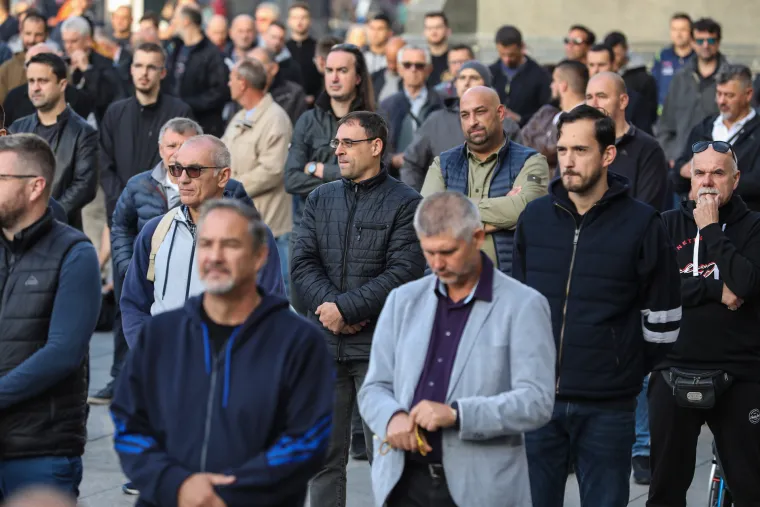 Muškarci kleknuli na zagrebačkom trgu i molili krunicu za čednost u odijevanju i prestanak seksa prije braka