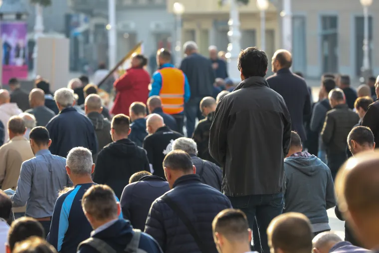 Muškarci kleknuli na zagrebačkom trgu i molili krunicu za čednost u odijevanju i prestanak seksa prije braka