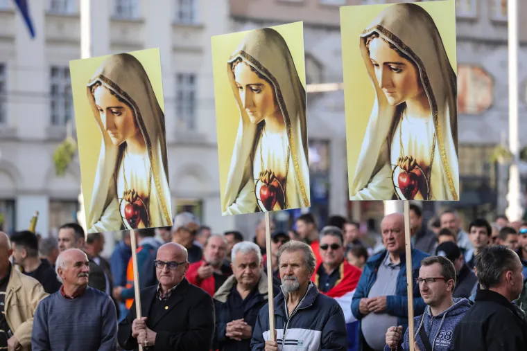 Muškarci kleknuli na zagrebačkom trgu i molili krunicu za čednost u odijevanju i prestanak seksa prije braka