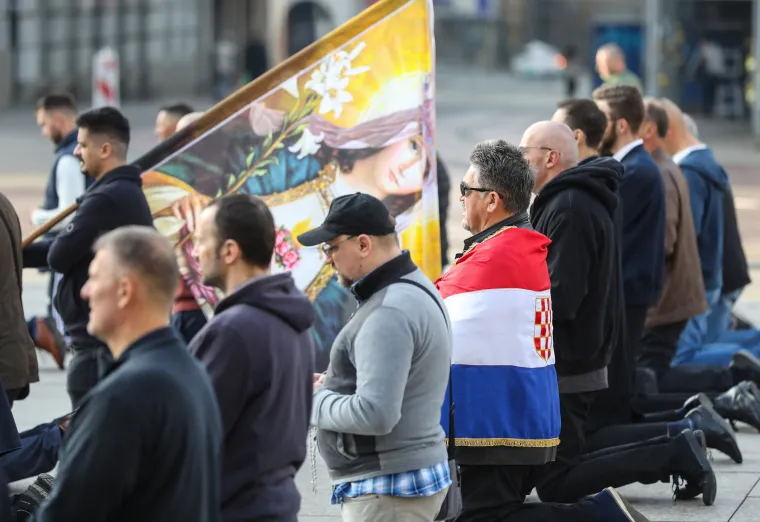 Muškarci kleknuli na zagrebačkom trgu i molili krunicu za čednost u odijevanju i prestanak seksa prije braka