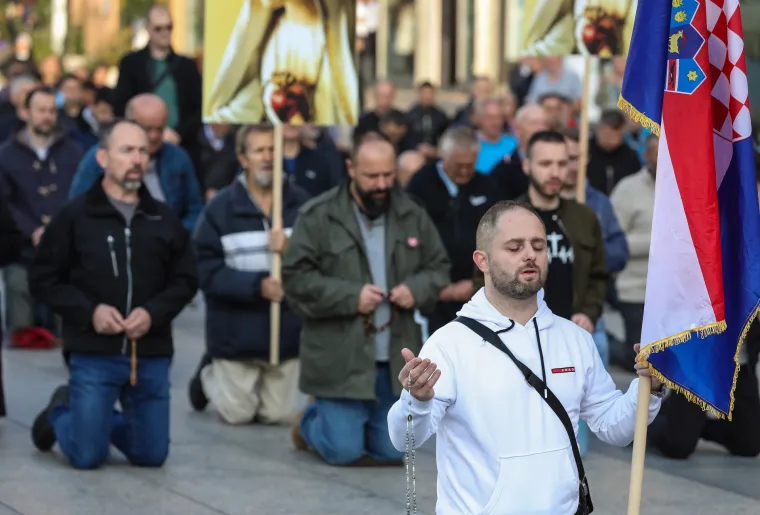 Muškarci kleknuli na zagrebačkom trgu i molili krunicu za čednost u odijevanju i prestanak seksa prije braka